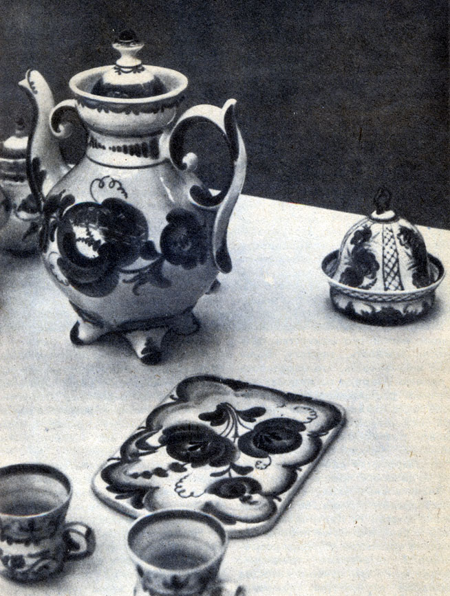 Кувшин, масленка, сырная доска, кружки. Фарфор. 1970-е годы. В. Розанов