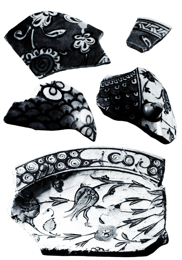Фрагменты керамики из раскопок на территории Румынии. Изник. Первая половина XVI - первая половина XVII в.